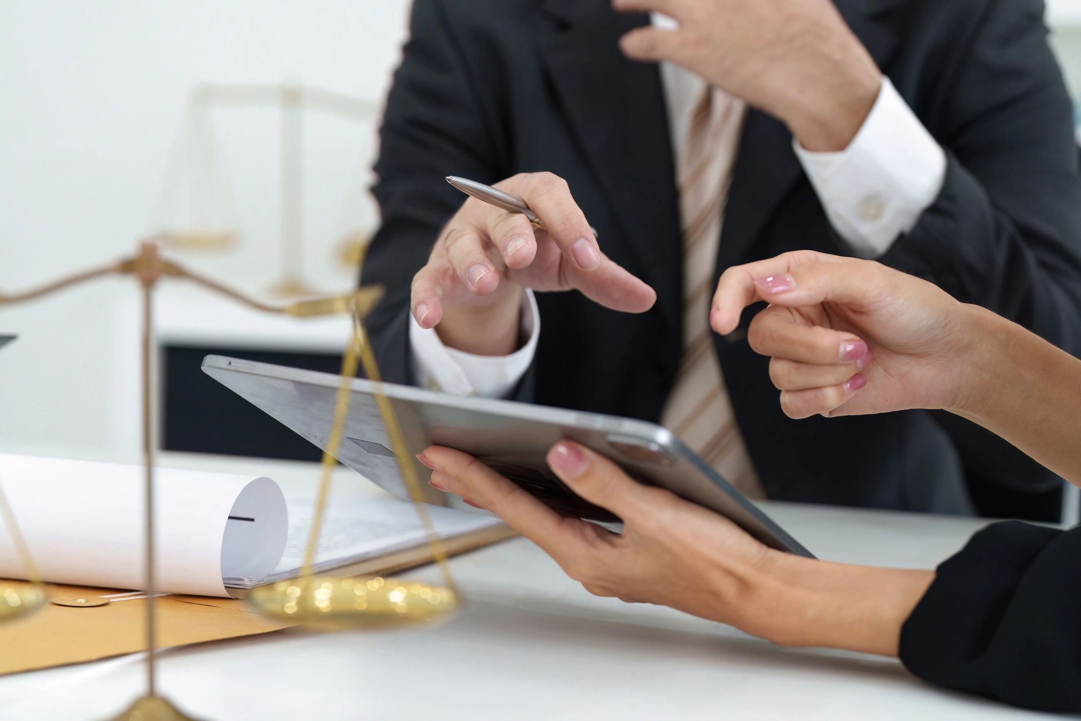 Equipo de abogados de MLawyer colaborando en una sala de reuniones